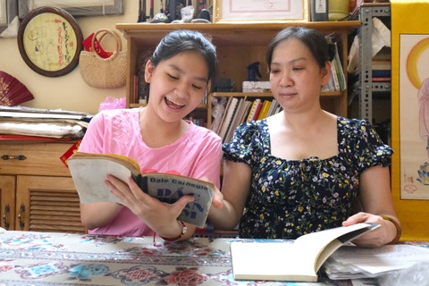 Học sinh lớp 8 truyền cảm hứng đọc sách - Ảnh 1. Bùi Lưu Bảo Khánh và mẹ - Ảnh: NGỌC PHƯỢNG