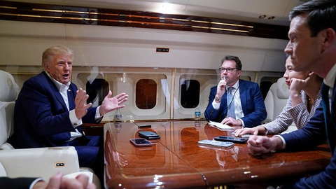 Ông Trump ném điện thoại, đuổi phóng viên NBC khỏi máy bay - Ảnh 1. Ông Trump ném điện thoại, đuổi phóng viên NBC khỏi máy bay - Ảnh 1.