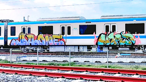 Từ metro số 1 bị vẽ bậy: Giải pháp nào để bảo vệ công trình? - Ảnh 1. Tàu metro số 1, TP.HCM lại bị bôi bẩn, hình ảnh ghi nhận vào ngày 30-4 - Ảnh: CTV