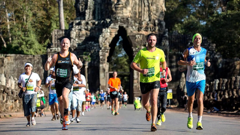Chuyện hậu trường SEA Games xứ chùa tháp - Kỳ1: Từ chiến địa đến du lịch thể thao - Ảnh 3. Các vận động viên nước ngoài rất hứng khởi với chạy bộ ở Angkor Wat - Ảnh: TIMES
