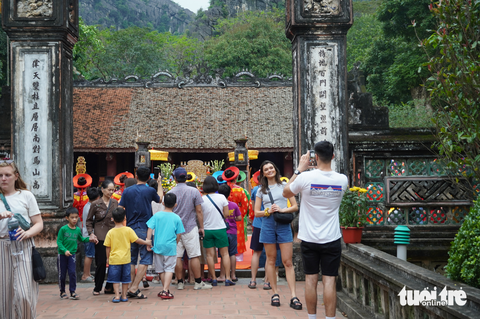 Cuối nghỉ lễ các di tích vẫn hút hàng nghìn lượt khách - Ảnh 2. Cuối nghỉ lễ các di tích vẫn hút hàng nghìn lượt khách - Ảnh 2.
