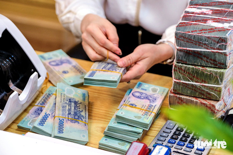 Ngân hàng Nhà nước: Sẽ chuyển giao bắt buộc bốn ngân hàng yếu kém - Ảnh 1. Ngân hàng Nhà nước đã trình và được cấp có thẩm quyền phê duyệt chủ trương chuyển giao bắt buộc đối với bốn ngân hàng yếu kém thuộc diện kiểm soát đặc biệt - Ảnh: NAM TRẦN