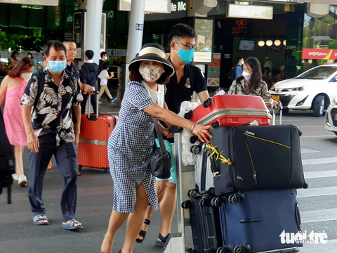 Khách thót tim băng đường đón taxi Tân Sơn Nhất - Ảnh 1. Khách thót tim băng đường đón taxi Tân Sơn Nhất - Ảnh 1.
