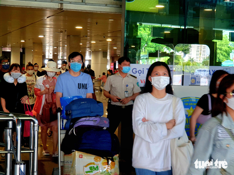Khách thót tim băng đường đón taxi Tân Sơn Nhất - Ảnh 4. Khách thót tim băng đường đón taxi Tân Sơn Nhất - Ảnh 4.