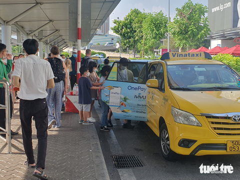 Khách thót tim băng đường đón taxi Tân Sơn Nhất - Ảnh 5. Khách thót tim băng đường đón taxi Tân Sơn Nhất - Ảnh 5.