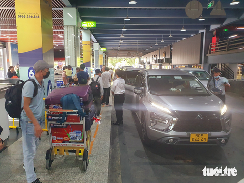 Khách thót tim băng đường đón taxi Tân Sơn Nhất - Ảnh 6. Khách thót tim băng đường đón taxi Tân Sơn Nhất - Ảnh 6.
