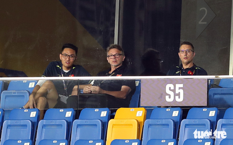 HLV Philippe Troussier nán lại sân xem hết trận U22 Malaysia thắng Lào - Ảnh 1. HLV Philippe Troussier nán lại sân xem hết trận U22 Malaysia thắng Lào - Ảnh 1.