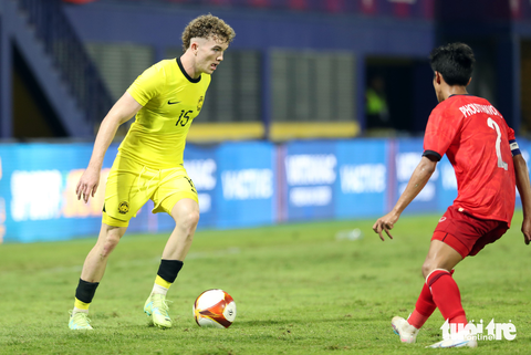 HLV Philippe Troussier nán lại sân xem hết trận U22 Malaysia thắng Lào - Ảnh 2. HLV Philippe Troussier nán lại sân xem hết trận U22 Malaysia thắng Lào - Ảnh 2.