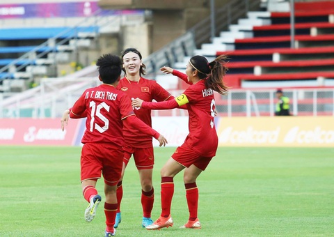 Nữ Việt Nam đá bại Malaysia 3-0 ở trận ra quân - Ảnh 1. Nữ Việt Nam đá bại Malaysia 3-0 ở trận ra quân - Ảnh 1.