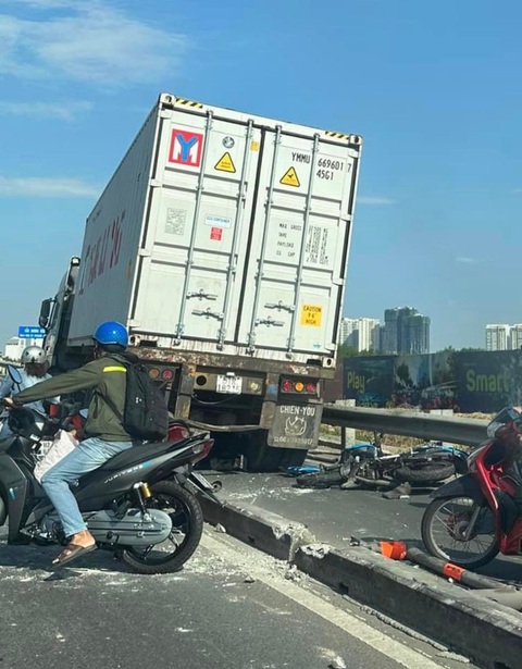 Xe container tông nhiều xe máy trên đường dẫn cao tốc TP.HCM - Long Thành - Ảnh 2. Xe container tông nhiều xe máy trên đường dẫn cao tốc TP.HCM - Long Thành - Ảnh 2.
