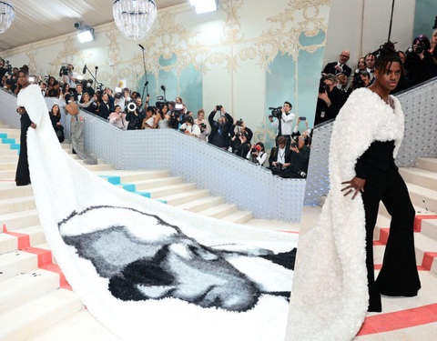 Thảm họa Met Gala 2023: Pha tạo dáng khó hiểu và váy xuyên thấu - Ảnh 5. Thảm họa Met Gala 2023: Pha tạo dáng khó hiểu và váy xuyên thấu - Ảnh 5.