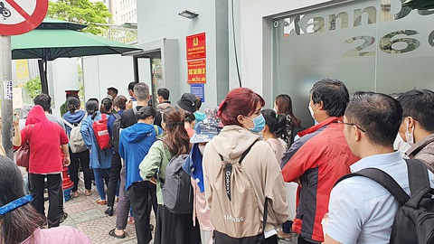Vụ Manulife bất ngờ muốn ngồi lại với khách hàng: Hẹn gặp trực tiếp sau lễ - Ảnh 1. Vụ Manulife bất ngờ muốn ngồi lại với khách hàng: Hẹn gặp trực tiếp sau lễ - Ảnh 1.