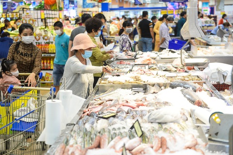 Tiệc ngon không cần đi xa - Ảnh 1. Khách hàng lựa chọn thực phẩm tươi ngon trong Co.opmart Lý Thường Kiệt - Ảnh: QUANG ĐỊNH