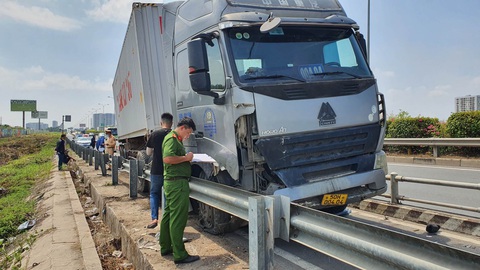 Ban đầu xác định xe container bị nổ lốp trước nên xảy ra tai nạn - Ảnh: MINH HÒA Ban đầu xác định xe container bị nổ lốp trước, dẫn đến tai nạn - Ảnh: MINH HÒA