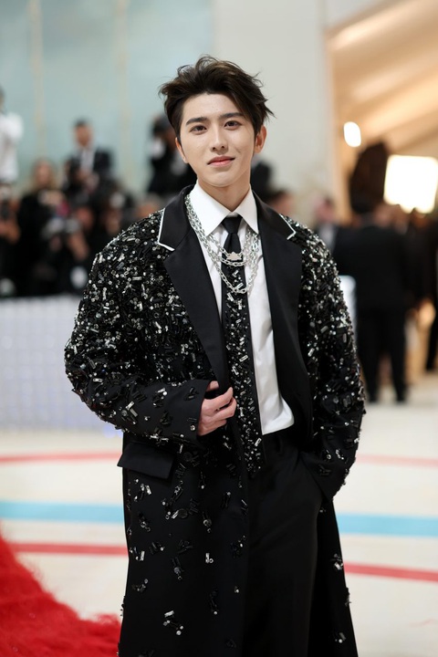 Nhầm lẫn Thái Từ Khôn thành Vương Gia Nhĩ (Jackson) tại Met Gala 2023, Vogue bị ‘ném đá’ - Ảnh 1. Nhầm lẫn Thái Từ Khôn thành Vương Gia Nhĩ (Jackson) tại Met Gala 2023, Vogue bị ‘ném đá’ - Ảnh 1.