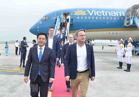 Thủ tướng Luxembourg đi máy bay Vietnam Airlines đến thăm Việt Nam - Ảnh 1. Thủ tướng Luxembourg đi máy bay Vietnam Airlines đến thăm Việt Nam - Ảnh 1.