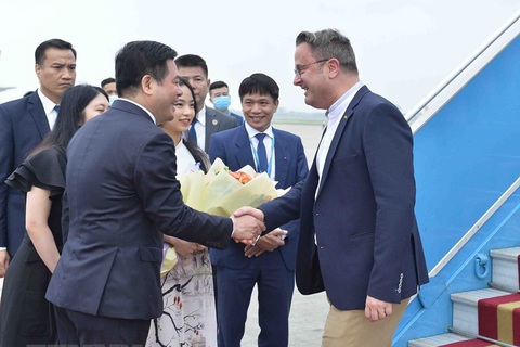 Thủ tướng Luxembourg đi máy bay Vietnam Airlines đến thăm Việt Nam - Ảnh 2. Thủ tướng Luxembourg đi máy bay Vietnam Airlines đến thăm Việt Nam - Ảnh 2.