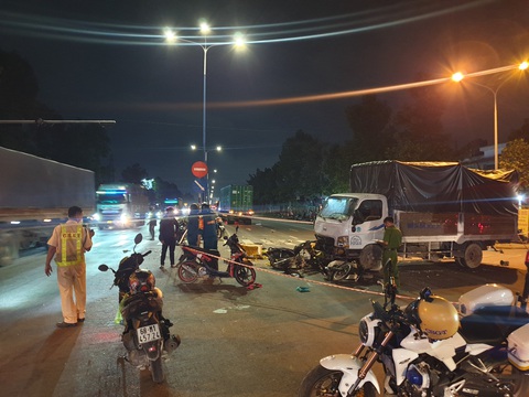 Xe tải tông hàng loạt xe dừng đèn đỏ, 1 người chết, 2 bị thương - Ảnh 1. Xe tải tông hàng loạt xe dừng đèn đỏ, 1 người chết, 2 bị thương - Ảnh 1.
