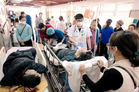 Xét tuyển y khoa bằng môn văn: Mới, nhưng có phù hợp? - Ảnh 1. Y bác sĩ làm việc tại Bệnh viện Bạch Mai - Ảnh: NAM TRẦN
