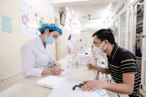 Xét tuyển y khoa bằng môn văn: Mới, nhưng có phù hợp? - Ảnh 2. Nhiều ý kiến cho rằng bác sĩ giỏi văn sẽ “thấu cảm” hơn với ngườibệnh và tư vấn tốt hơn - Ảnh: NAM TRẦN