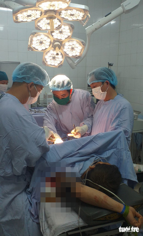 Cứu sống công nhân bị 2 thanh sắt đâm xuyên từ bụng lên cổ - Ảnh 3. Cứu sống công nhân bị 2 thanh sắt đâm xuyên từ bụng lên cổ - Ảnh 3.