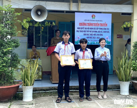 Khen thưởng hai học sinh dũng cảm cứu bạn đuối nước - Ảnh 1. Khen thưởng hai học sinh dũng cảm cứu bạn đuối nước - Ảnh 1.