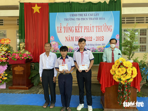 Khen thưởng hai học sinh dũng cảm cứu bạn đuối nước - Ảnh 3. Khen thưởng hai học sinh dũng cảm cứu bạn đuối nước - Ảnh 3.