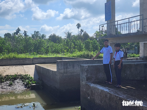 Khen thưởng hai học sinh dũng cảm cứu bạn đuối nước - Ảnh 4. Khen thưởng hai học sinh dũng cảm cứu bạn đuối nước - Ảnh 4.