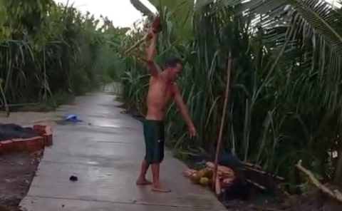 Công an đang làm rõ người chồng nghiện rượu đánh vợ dã man - Ảnh 1. Công an đang làm rõ người chồng nghiện rượu đánh vợ dã man - Ảnh 1.