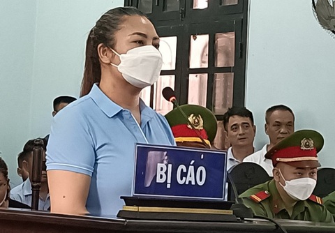 Phạt 20 tháng tù người phụ nữ đòi ‘hôn cảnh sát giao thông cho đến chết’ - Ảnh 1. Phạt 20 tháng tù người phụ nữ đòi ‘hôn cảnh sát giao thông cho đến chết’ - Ảnh 1.
