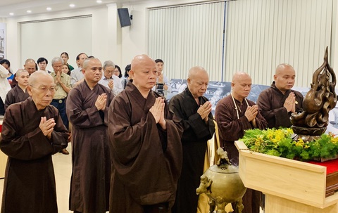 Kết nên một đài sen tưởng nhớ Bồ tát Thích Quảng Đức - Ảnh 1. Nghi thức tưởng nhớ Bồ tát Thích Quảng Đức - Ảnh: HOÀI PHƯƠNG