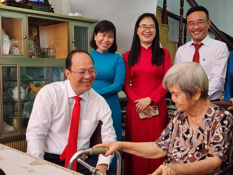 Lãnh đạo Thành ủy TP.HCM thăm, mừng thọ người cao tuổi - Ảnh 4. Lãnh đạo Thành ủy TP.HCM thăm, mừng thọ người cao tuổi - Ảnh 4.