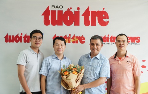 Đang tư vấn trực tuyến: Phòng ngừa ngộ độc thực phẩm và bệnh đường tiêu hóa - Ảnh 2. Bác sĩ Nguyễn Trung Nguyên (thứ hai từ phải sang) - giám đốc Trung tâm Chống độc, Bệnh viện Bạch Mai - Ảnh: NGUYỄN HIỀN