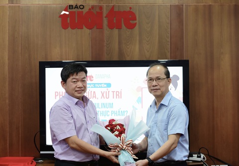 Đang tư vấn trực tuyến: Phòng ngừa ngộ độc thực phẩm và bệnh đường tiêu hóa - Ảnh 3. Bác sĩ Võ Văn Tân (trái) - trưởng khoa nội thần kinh, Bệnh viện Nhân dân Gia Định, TP.HCM - Ảnh: DUYÊN PHAN
