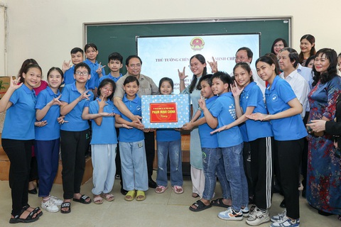 Thủ tướng: Giúp trẻ em có hoàn cảnh đặc biệt tự tin, bản lĩnh vươn lên - Ảnh 3. Thủ tướng: Giúp trẻ em có hoàn cảnh đặc biệt tự tin, bản lĩnh vươn lên - Ảnh 3.