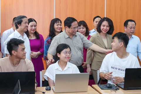 Thủ tướng: Giúp trẻ em có hoàn cảnh đặc biệt tự tin, bản lĩnh vươn lên - Ảnh 1. Thủ tướng: Giúp trẻ em có hoàn cảnh đặc biệt tự tin, bản lĩnh vươn lên - Ảnh 1.