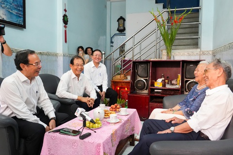 Lãnh đạo Thành ủy TP.HCM thăm, mừng thọ người cao tuổi - Ảnh 1. Lãnh đạo Thành ủy TP.HCM thăm, mừng thọ người cao tuổi - Ảnh 1.