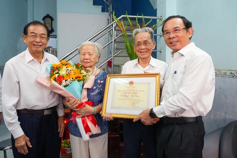 Lãnh đạo Thành ủy TP.HCM thăm, mừng thọ người cao tuổi - Ảnh 3. Lãnh đạo Thành ủy TP.HCM thăm, mừng thọ người cao tuổi - Ảnh 3.