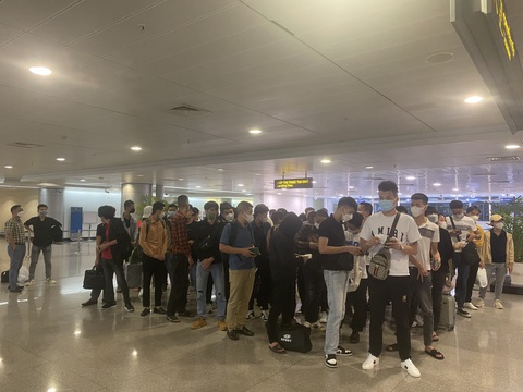 Thêm 80 người Việt được cứu khỏi sòng bạc Philippines về nước - Ảnh 1. Thêm 80 người Việt được cứu khỏi sòng bạc Philippines về nước - Ảnh 1.