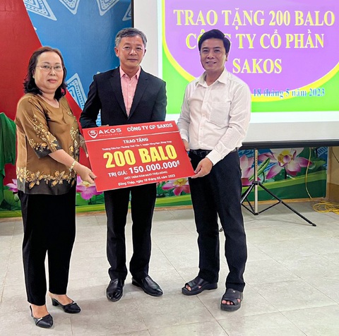 SAKOS tặng 432 balo với tổng giá trị 320 triệu đồng cho học sinh hiếu học - Ảnh 5. SAKOS tặng 432 balo với tổng giá trị 320 triệu đồng cho học sinh hiếu học - Ảnh 5.