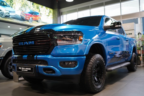 Dàn xe đứng sau các HLV Rap Việt mùa 3: Toàn hàng Mỹ, giá tiền tỉ - Ảnh 6. Dàn xe đứng sau các HLV Rap Việt mùa 3: Toàn hàng Mỹ, giá tiền tỉ - Ảnh 6.