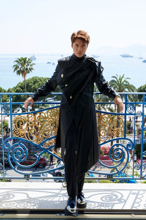 Stylist Việt mặc áo dài trên thảm đỏ Cannes 2023 - Ảnh 1. Stylist Việt mặc áo dài trên thảm đỏ Cannes 2023 - Ảnh 1.