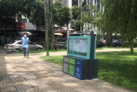 Gắn thùng rác năng lượng mặt trời tuyên truyền phân loại rác tại TP.HCM - Ảnh 1. Gắn thùng rác năng lượng mặt trời tuyên truyền phân loại rác tại TP.HCM - Ảnh 1.