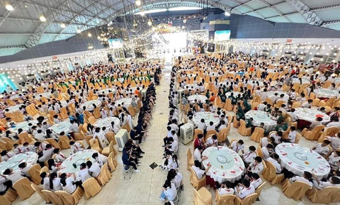 Tổ chức lễ tổng kết năm học như tiệc cưới: Cần gì phải rình rang như thế? - Ảnh 1. Tổ chức lễ tổng kết năm học như tiệc cưới: Cần gì phải rình rang như thế? - Ảnh 1.