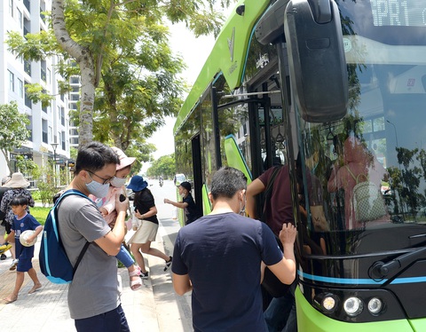 Tin tức sáng 18-9: Hà Nội mặc niệm nạn nhân vụ cháy chung cư mini - Ảnh 4. Xe buýt điện - Ảnh: TỰ TRUNG