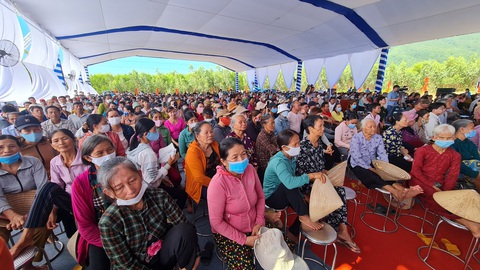 Đông đảo người dân thôn Lộ Diêu có mặt để nghe lãnh đạo tỉnh trình bày về dự án gang théo Long Sơn - Ảnh: LÂM THIÊN Đông đảo người dân thôn Lộ Diêu có mặt để nghe lãnh đạo tỉnh trình bày về dự án gang théo Long Sơn - Ảnh: LÂM THIÊN