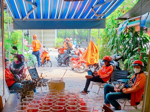 Thực phẩm truyền thống: Thị trường lớn, quan tâm nhỏ - Ảnh 2. Shipper chờ lấy hàng đồ uống mang đi - Ảnh minh họa: NHẬT XUÂN
