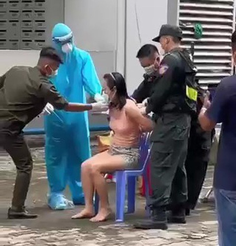 Hoãn phiên tòa xử vụ kiện UBND phường phá khóa cưỡng chế xét nghiệm COVID-19 - Ảnh 2. Hoãn phiên tòa xử vụ kiện UBND phường phá khóa cưỡng chế xét nghiệm COVID-19 - Ảnh 2.
