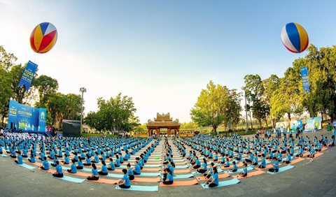 Đặt mục tiêu chất lượng bảo hiểm lên hàng đầu - Ảnh 3. Ngày Yoga quốc tế do các đơn vị bảo hiểm phối hợp tổ chức thu hút hàng ngàn người tham gia