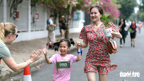 'Hoa mắt' chương trình hè - Ảnh 1. Cha mẹ và con tham gia Ngày hội gia đình do Trường Quốc tế Canada tổ chức cuối tháng 5-2023 - Ảnh: QUẾ THANH